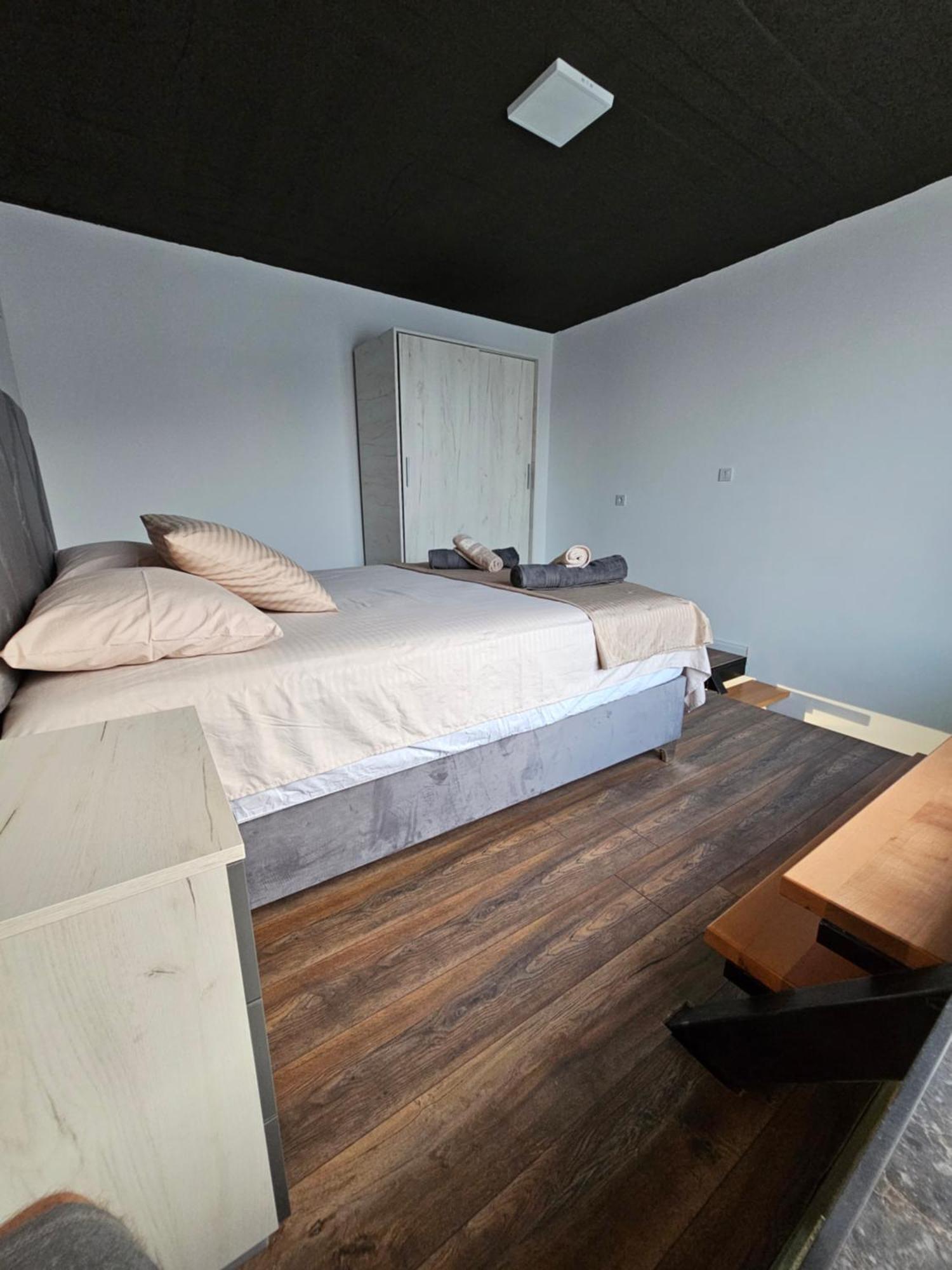 Apartments Ishmi In Center Of Ulcinj Bagian luar foto